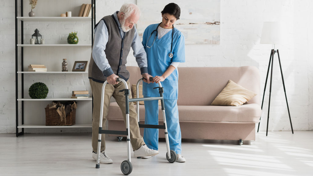 Femme ressentant une gêne au pied lors d'une marche sur la Promenade des Anglais à Nice